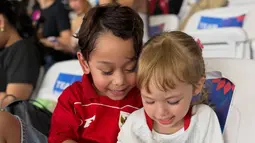Abang L Anak Lesti Nonton Bola Bareng Kamari, Gemas Pakai Jersey Timnas