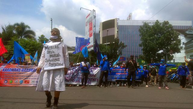 Aliansi Buruh Jawa Barat berunjuk rasa di depan kantor Gubernur Ridwan Kamil, Jalan Diponegoro, Bandung, Senin (29/11/2021) Buruh menuntut ditetapkannya UMK sesuai rekomendasi pemerintah kabupaten dan kota. (Arie Nugraha)