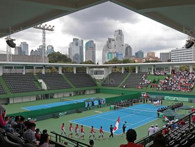 Para petenis Indonesia memasuki lapangan sebelum melawan petenis Filipina pada Piala Davis 2018 grup dua Asia/Oceania di Senayan, Jakarta, Sabtu (3/2/2018). (Bola.com/Nick Hanoatubun)