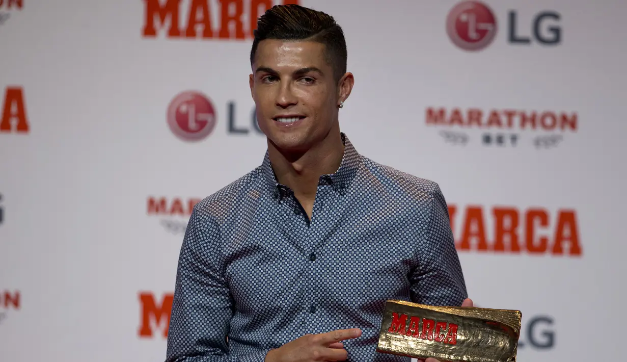 Penyerang Juventus, Cristiano Ronaldo berpose setelah meraih penghargaan media olahraga top Spanyol, Marca di Reina Victoria Theater, Madrid (29/7/2019). Penghargaan yang diterima Ronaldo merupakan kesuksesan dalam karier profesional yang sudah dicapainya di seluruh dunia. (AP Photo/Paul White)