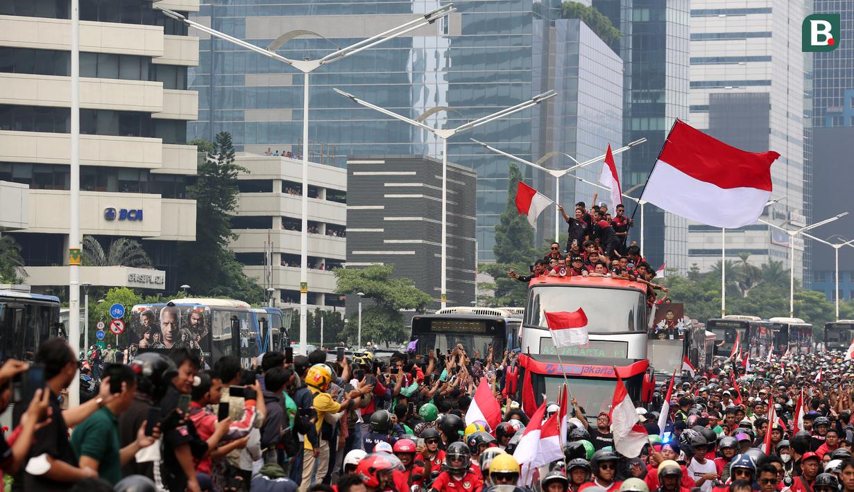 Sejumlah masyarakat menyambut kedatangan Timnas Indonesia U-22 dan kontingen Indonesia saat pawai pawai bertajuk Kira87uara Kontingen SEA Games 2023 yang berlangsung dari Kemenpora hingga Stadion Utama Gelora Bung Karno (SUGBK), Senayan, Jakarta, Jumat (19/5/2023). Acara tersebut merupakan bentuk perayaan keberhasil kontingen Indonesia yang telah melampaui target medali emas di SEA Games 2023 dan kesuksesan Timnas Indonesia U-22 yang telah mengakhiri puasa gelar 32 tahun di SEA Games 2023. (Bola.com/Bagaskara Lazuardi)