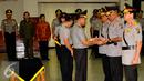 Badrodin Haiti memberikan tongkat komanda kepada Kapolda Papua yang baru Brigjen Pol Paulus Waterpaw saat serah terima jabatan di Mabes Polri, Jakarta, Jumat (31/7/2015). (Liputan6.com/Yoppy Renato)