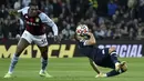 Gelandang West Ham United, Pablo Fornals jatuh saat bersaing dengan bek Aston Villa, Kortney Hause pada pekan sepuluh Liga Inggris di Villa Park, Minggu (31/10/2021). West Ham United mengandaskan tuan rumah Aston Villa dengan skor 4-1. (AP Photo/Rui Vieira)