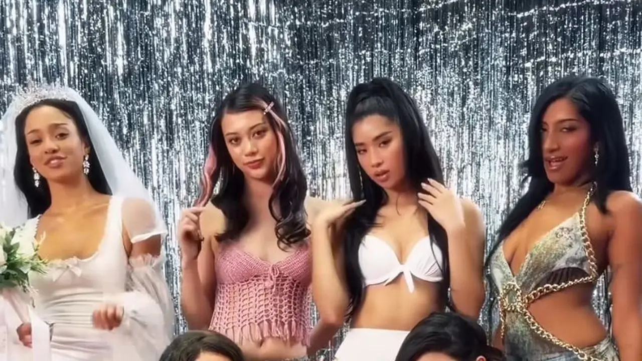 Girl Group KATSEYE Tampil Total Jadi Mariah Carey Berbagai Era di Momen Halloween Pertama Mereka