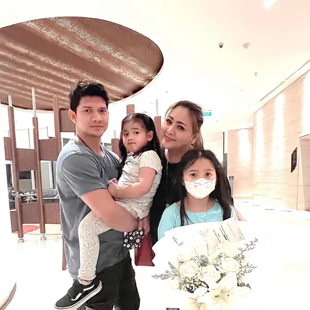 Ingin Punya Anak Laki-Laki, Ini 7 Potret Iko Uwais dan Audy Bersama Buah Hati