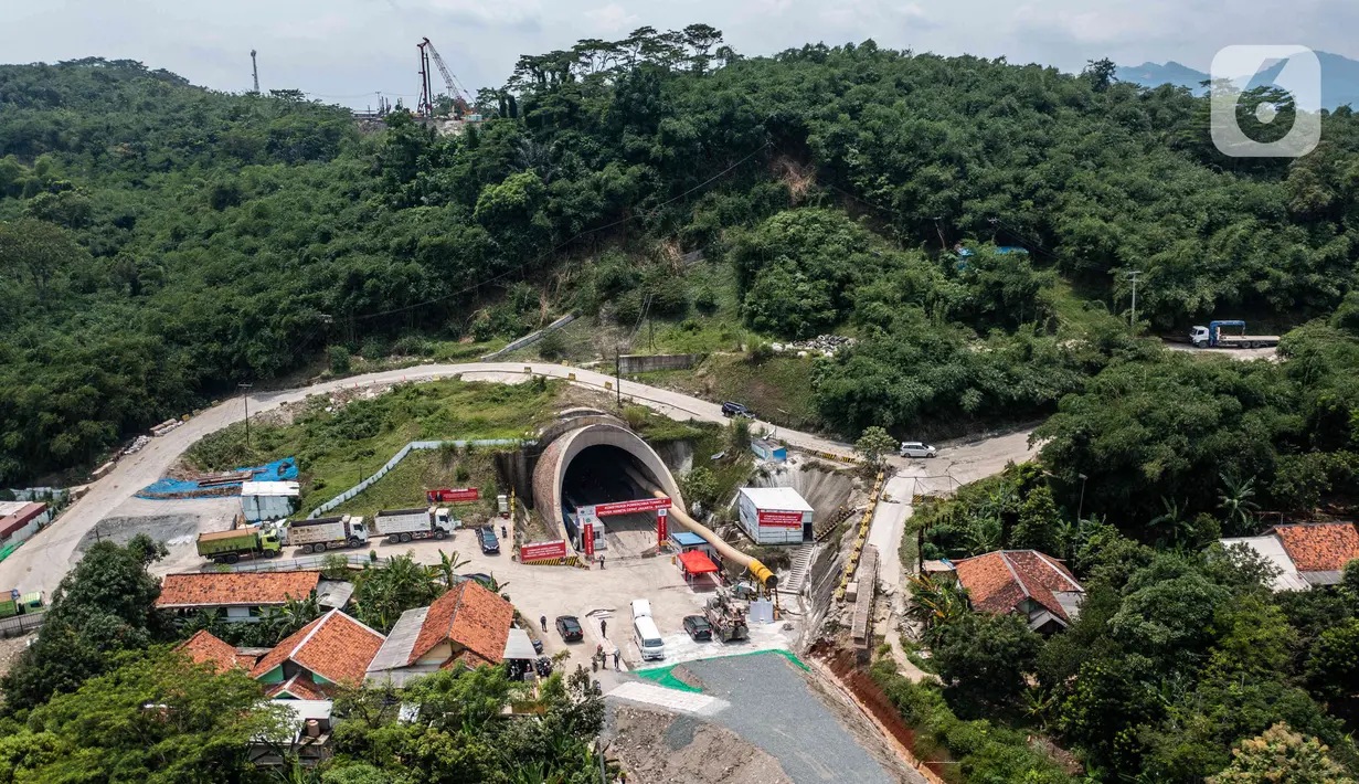 Suasana proyek Tunnel 2 Kereta Cepat Jakarta-Bandung di Desa Bunder, Jatiluhur, Kabupaten Purwakarta, Jawa Barat, Kamis (27/1/2022). Pengerjaan Tunnel 2 menjadi salah satu titik konstruksi yang mempunyai tantangan tinggi karena berada di tanah lempung (clay shale). (Liputan6.com/Herman Zakharia)