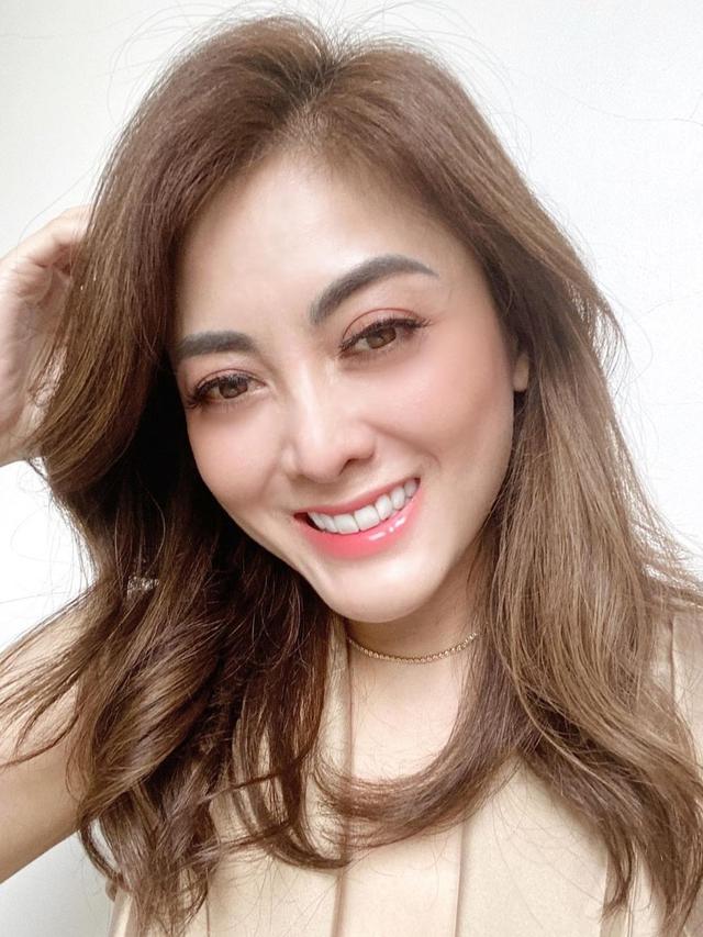 Dhena Devanka, istri Jonathan Frizzy (https://www.instagram.com/p/CQlGqL8hEHv/)