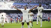 Jude Bellingham melakukan selebrasi setelah mencetak gol pembuka timnya&nbsp;pada pertandingan La Liga Spanyol antara Real Madrid dan Osasuna di stadion Santiago Bernab&eacute;u, Madrid, Spanyol, Sabtu, 7 Oktober 2023. (AP Photo/Jose Breton)