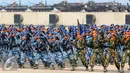 Atraksi bela diri saat peringatan HUT TNI ke-70 TNI di Dermaga Indah Kiat, Cilegon, Banten, (5/10/2015). HUT TNI Ke-70 ditandai atraksi tempur tiga matra TNI Angkata Darat, Laut dan Udara. (Liputan6.com/Faisal Fanani)