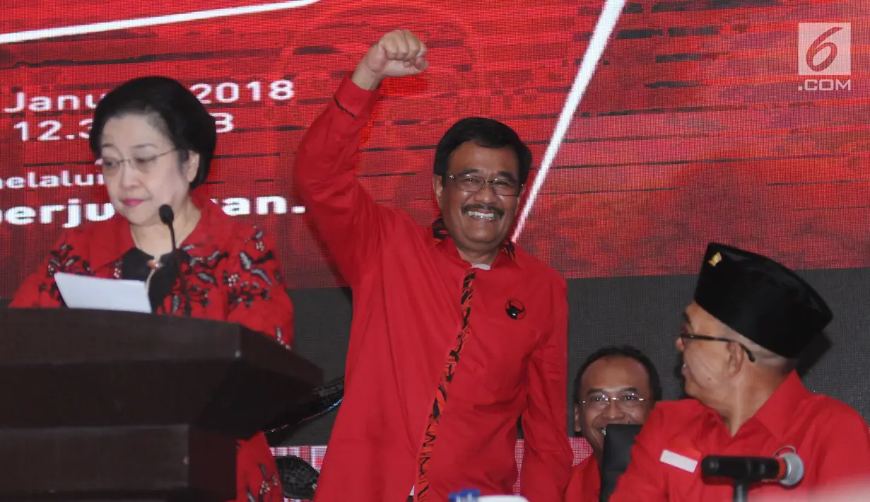 Djarot Saiful Hidayat (tengah) mengangkat tangan usai diumumkan menjadi Bakal Cagub Sumatera Utara di Jakarta, Kamis (4/1). Ketua Umum PDIP Megawati Sukarnoputri resmi menunjuk Djarot maju Pilkada 2018 di Sumatera Utara. (Liputan6.com/Helmi Fithriansyah)