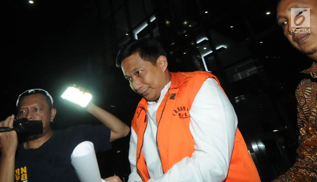 Anggota DPR Fraksi Golkar Bowo Sidik Pangarso usai menjalani pemeriksaan perdana di Gedung KPK, Jakarta, Selasa (2/4). Bowo diperiksa sebagai tersangka dugaan menerima suap terkait kerja sama pengangkutan pupuk melalui kapal. (merdeka.com/Dwi Narwoko)