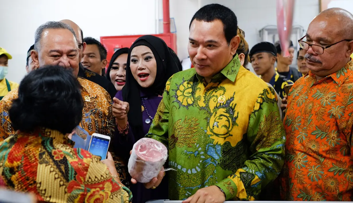 Komisaris Utama PT Berkarya Makmur Sejahtera Hutomo Mandala Putra atau Tommy Soeharto mengecek produk saat meresmikan gerai Goro di Cibubur, Bogor, Rabu (17/10). Tommy menjelaskan, Goro akan membina UMKM yang ada di sekitarnya. (Liputan6.com/HO/Dana)
