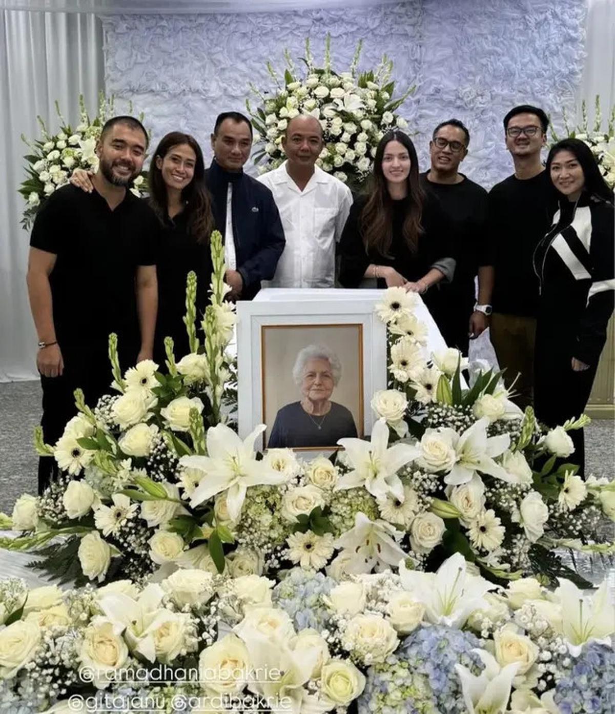 6 Potret Tampilan Sederhana Nia Ramadhani di Rumah Duka hingga Pemakaman Nenek Tercinta