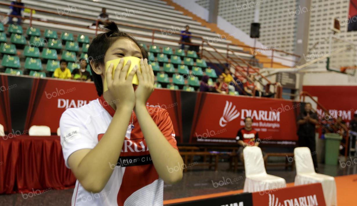 Ekspresi haru Happy setelah mendapat super tiket tambahan Audisi Umum Beasiswa Bulutangkis PB Djarum di GOR Sritex, Solo, Senin (11/4/2016). Happy menjadi penerima super tiket tambahan terakhir dari audisi umum di Solo ini. (Bola.com/Arief Bagus)