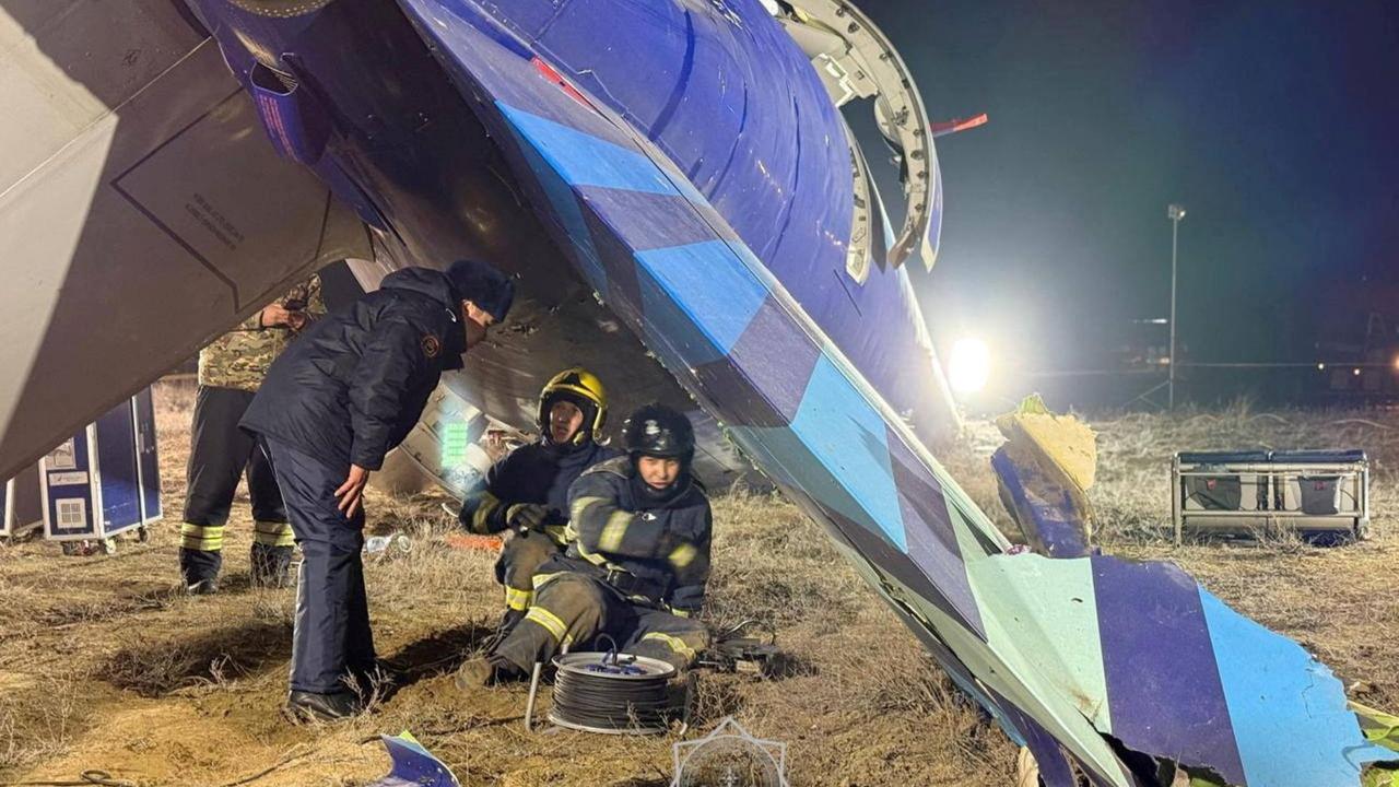 Pesawat penumpang Azerbaijan Airlines jatuh di Kazakhstan