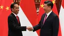 Presiden Tiongkok Xi Jin-ping (kanan) menyambut kedatangan Presiden RI Joko Widodo di Hangzhou, Tiongkok, Jumat (2/9). Kunjungan Jokowi untuk menghadiri KTT G20. (REUTERS / Minoru Iwasaki)