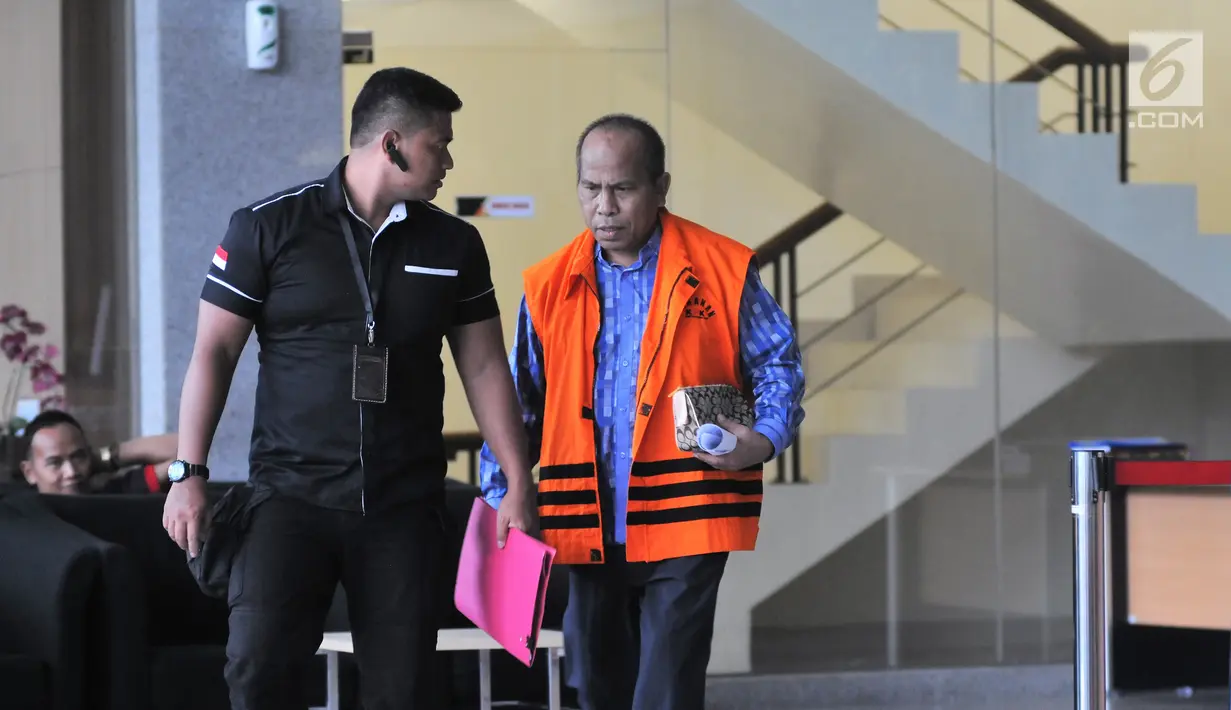 Mantan Anggota DPRD Sumut, Pasiruddin Daulay seusai menjalani pemeriksaan di Gedung KPK, Jakarta, Senin (26/11). Pasiruddin diperiksa untuk melengkapi berkas terkait kasus suap kepada DPRD Sumut periode 2009-2014 dan 2014-2019. (Merdeka.com/Dwi Narwoko)