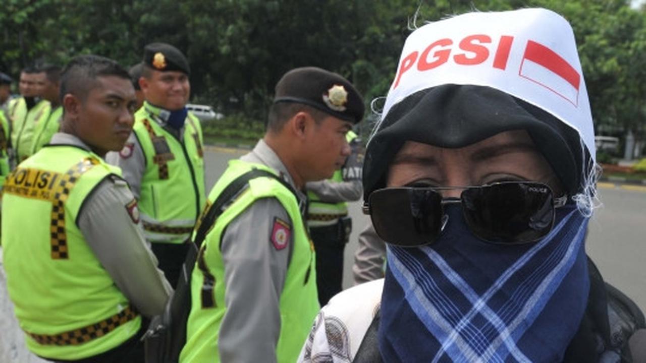 Tuntut jadi PNS, ratusan guru demo di depan Istana Negara