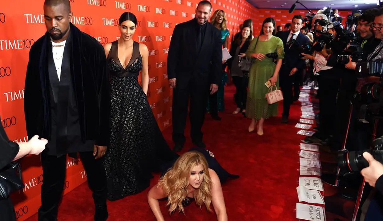 Amy Schumer secara sengaja menjatuhkan dirinya di depan Kim Kardashian dan Kanye West. Ia mengaku bahwa tidakannya itu adalah hal lucu yang bisa menarik perhatian Kimye. (Getty Images/Cosmopolitan)