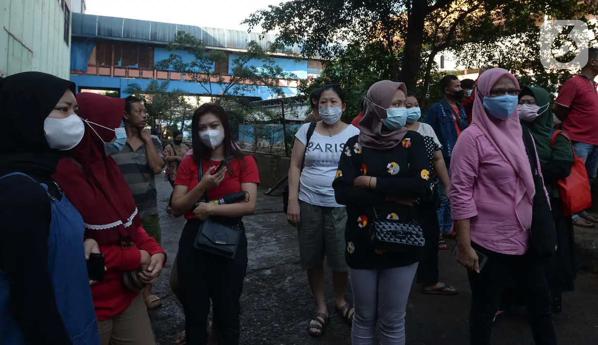 Ekspresi para pedagang pasar inpres Pasar Minggu pasca kebakaran blok C di Jakarta, Selasa (13/4/2021). Aktivitas perdagangan di Pasar Minggu untuk sementara waktu dihentikan akibat musibah kebakaran. (merdeka.com/Imam Buhori)