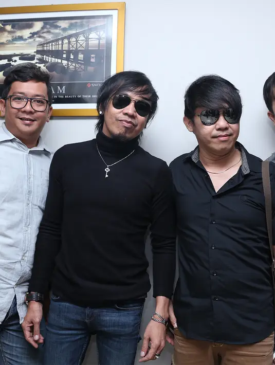 Beberapa kali mengalami masalah dengan rumah karaoke, Ian Kasela bersama personel Radja dan artis lain mengadukan ke DPR. (Andy Masela/Bintang.com)