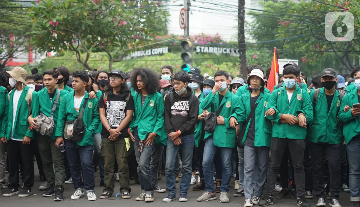 Massa aksi yang terdiri dari mahasiswa, buruh serta pelajar berkumpul di sekitar Tugu Proklamasi, Jakarta, Kamis (8/10/2020). Massa aksi bersiap menggelar unjuk rasa di Istana Negara untuk mengajukan protes atas disahkannya RUU Omnibus Law Cipta Kerja (Ciptaker). (Liputan6.com/Immanuel Antonius)
