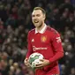 Gelandang Manchester United Christian Eriksen merayakan golnya ke gawang Burnley pada babak 16 besar Piala Liga Inggris di Old Trafford, Kamis, 22 Desember 2022. MU menang 2-1. (AP Photo / Dave Thompson)