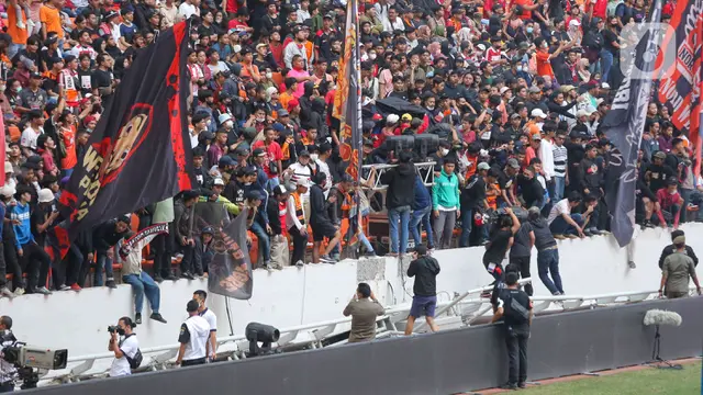 Pagar Tribun Penonton JIS Roboh