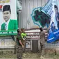 Satpol PP Kota Depok menertibkan APK milik partai politik yang dianggap melanggar Perda. (Liputan6.com/Dicky Agung Prihanto)