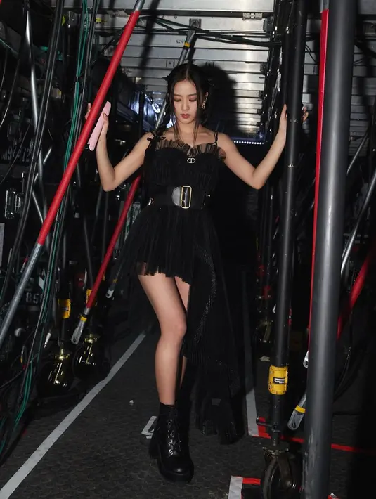 Jisoo tampil mengenakan black little dress dari Dior. BLD ini merupakan koleksi Dior Fall/Winter 2022. Foto: Document/Dior.