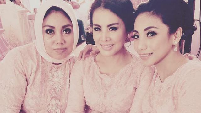 Siti KDI, Cici Paramida dan kakaknya