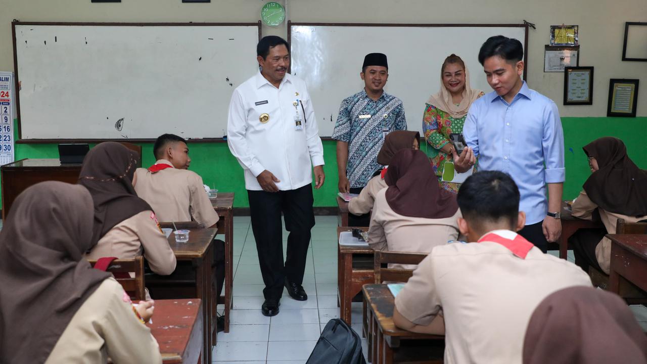 Gibran Tinjau Uji Coba Makan Gratis di SMK Semarang, Siswa: Kurang Kenyang