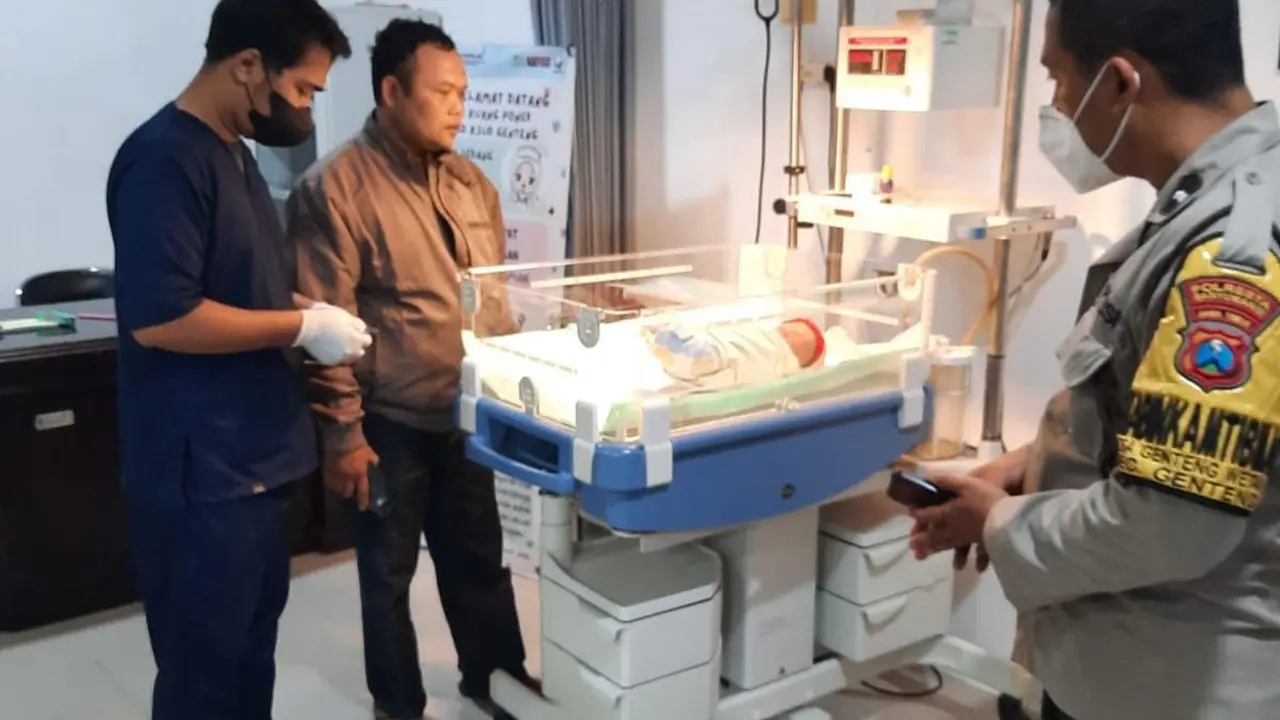 Bayi yang dibuang mendapat perawatan di RSUD Genteng Banyuwangi (Istimewa)