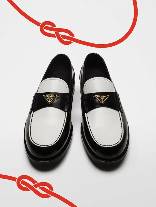 Dengan arahan kreatif dari Ferdinando Verderi dan fotografi oleh Oliver Hadlee Pearch, visualnya terdiri dari rangkaian siluet manusia menyerupai ular yang diselingi oleh berbagai karakter nyata, baik sendiri maupun bersama-sama.