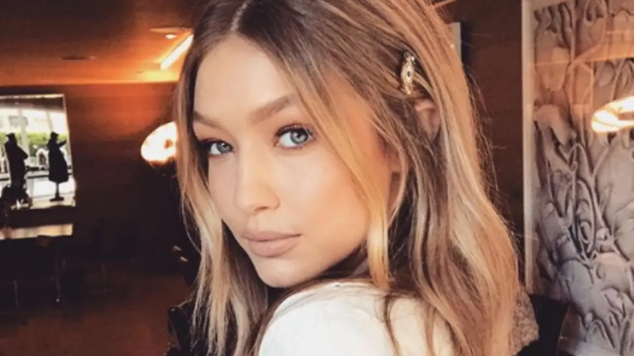 Cantiknya Gigi Hadid Nggak Ada Obat dengan Polesan Lipstik Nude