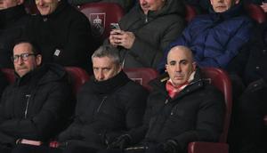 CEO Manchester United, Omar Berrada (kanan), dan Direktur Sepak Bola, Jason Wilcox (tengah), duduk di antara penonton selama pertandingan Liga Inggris antara Burnley dan Manchester United di Turf Moor di Burnley, barat laut Inggris pada 7 Januari 2026. (Oli SCARFF/AFP)