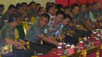 Panglima TNI, Jenderal TNI Gatot Nurmantyo (kedua kiri) berbincang dengan KSAD, Jenderal TNI Mulyono jelang membuka Rapat Paripurna TMD ke-36 di Jakarta, Kamis (3/12/2015). Rapat dihadiri perwakilan kementerian terkait. (Liputan6.com/Helmi Fithriansyah)