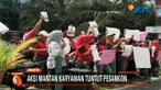 Berbekal sejumlah poster berisikan tuntutan beberapa mantan karyawan bergantian menyampaikan orasi.