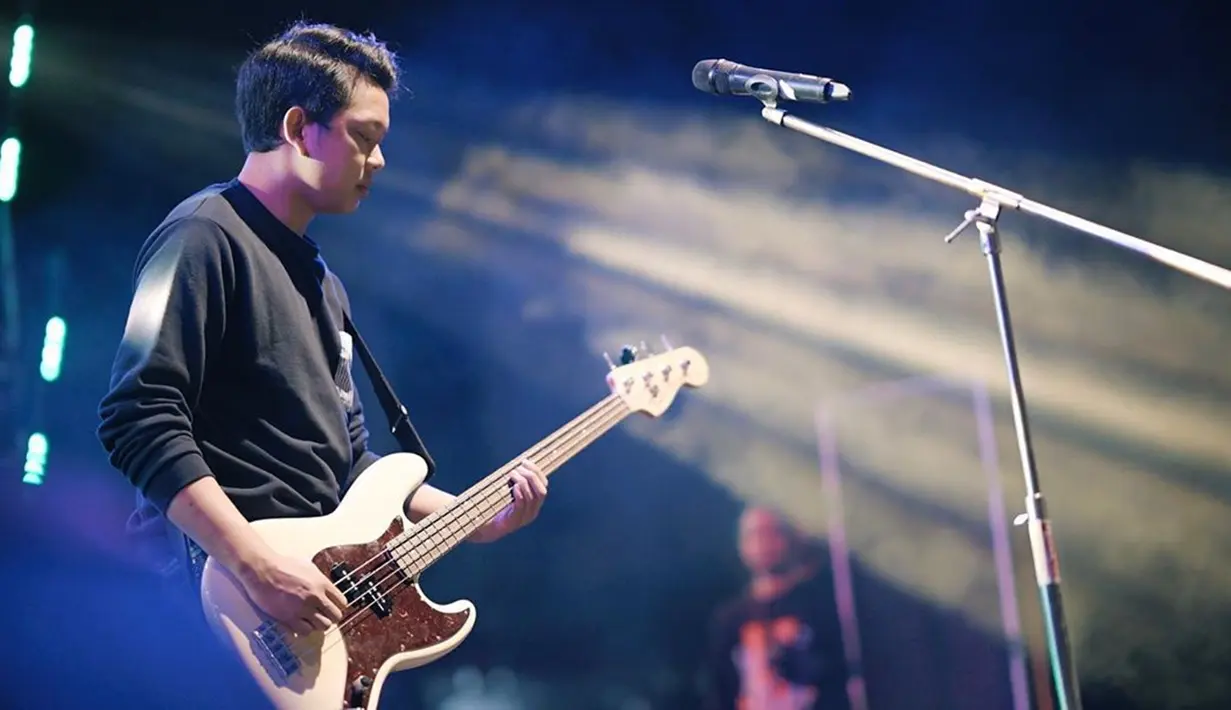 Bayu Skak memang dikenal dengan penampilan yang sederhana. Saat di atas panggung pun ia tidak terlalu nyentrik. Bayu terlihat santai dengan baju panjang berwarna hitam. (Liputan6.com/IG/@moektito)