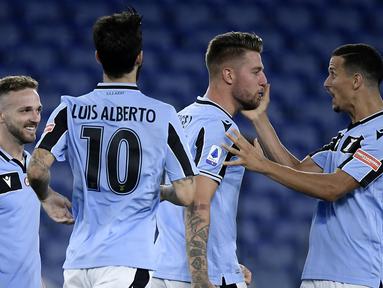 Lazio dikenal sebagai tim yang mempunyai komposisi pemain yang merata justru dari para legiun asingnya. Salah satu negara yang memasok pemain hebat untuk Lazio adalah Serbia. Berikut 5 pemain Serbia yang pernah dan masih memperkuat Lazio hingga kini.  (AFP/Filippo Monteforte)