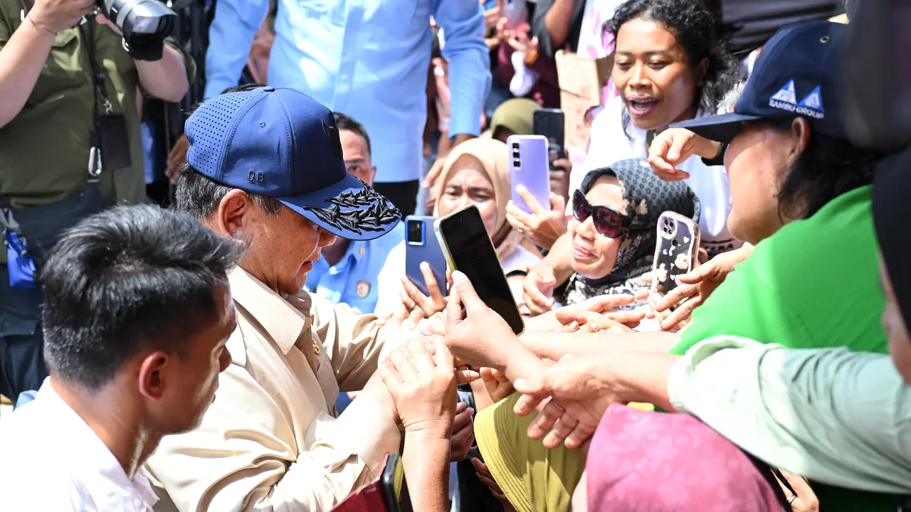 Presiden Prabowo Subianto saat Prabowo mendatangi salah satu posko warga terdampak bencana Sumatera. (Dok. Biro Pers Presiden)