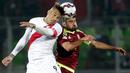 Duel panas terjadi antara Peru melawan Venezuela pada laga lanjutan Grup C Copa Amerika 2015 di Estadio Elías Figueroa, Chile, Kamis (18/6/2015). Peru menang 1-0 atas Venezuela. (REUTERS/David Mercado)
