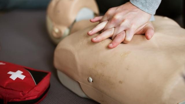 Pertolongan pertama henti jantung dengan cara CPR (Foto Dok: Freepik/rawpixel.com)