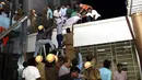 Petugas penyelamat menurunkan tubuh salah satu korban kebakaran besar yang melanda rumah sakit SUM Bhubaneshwar di Odisha, India Timur, Senin (17/10). Api diduga muncul karena hubungan arus pendek, namun dugaan itu masih diselidiki pihak berwenang. (AFP)