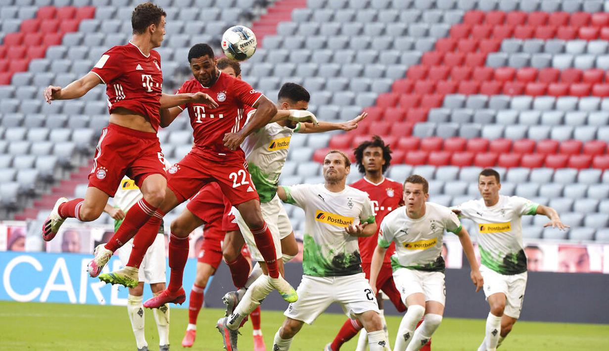 Pemain Bayern Munchen, Serge Gnabry, menyundul bola saat melawan Borussia Moenchengladbach pada laga Bundesliga di Allianz Arena, Minggu (14/6/2020). Bayern Munchen menang 2-1 atas Borussia Moenchengladbach. (AP/Matthias Balk)