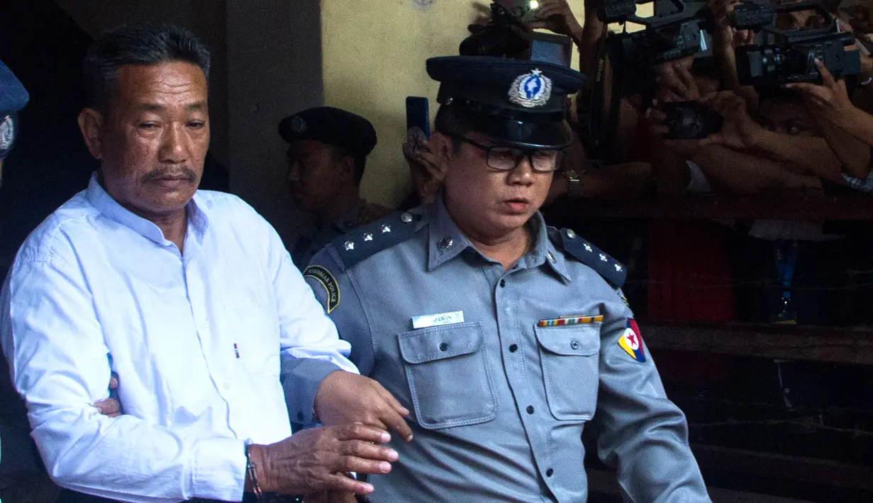 Tersangka pembunuhan pengacara muslim Myanmar Ko Ni,  Kyi Lin usai menjalani sidang putusan di Yangon (15/2). Kyi Lin menembak  Ko Ni di luar lapangan terbang internasional Rangoon 29 Januari 2017, pukul 17.00 waktu setempat. (AFP Photo/Myo Kyaw Soe)