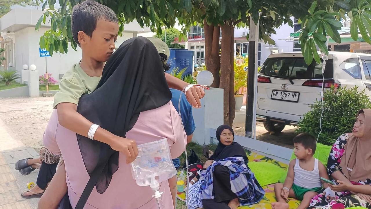 FOTO: Pasien Rumah Sakit  Dievakuasi Usai Gempa Kuat Guncang Palu