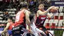 Pebasket Indonesia, Donald Santoso, berusaha melewati pebasket Thailand pada Asian Para Games di Hall Basket, Jakarta, Rabu (10/10/2018). Indonesia kalah 10-62 dari Thailand. (Bola.com/M Iqbal Ichsan)
