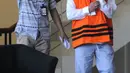 Gubernur Aceh Irwandi Yusuf (kanan) usai menjalani pemeriksaan di Gedung KPK, Jakarta, Jumat (6/7). KPK menetapkan empat tersangka dalam dugaan suap dana Otonomi Khusus (Otsus) Provinsi Aceh Tahun 2018. (Merdeka.com/Dwi Narwoko)