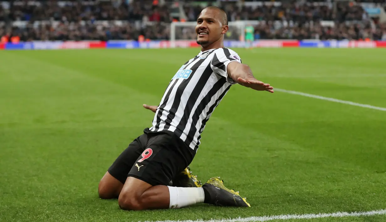 Pemain Newcastle, Salomon Rondon merayakan selebrasi usai mencetak gol ke gawang Liverpool pada pertandingan lanjutan Liga Inggris di St James 'Park (4/5/2019). Liverpool menang tipis atas Newcastle 3-2. (Reuters/Lee Smith)